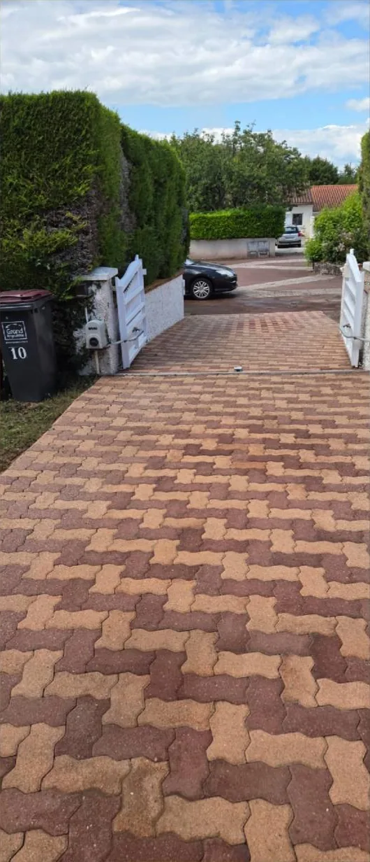 La même allée en pavés après intervention — photo transmise par Sosson Rénovation