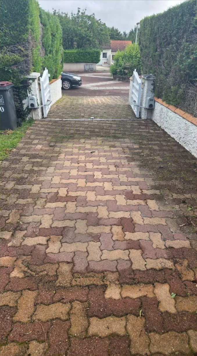 Allée en pavés présentant des dépôts avant intervention — photo transmise par Sosson Rénovation