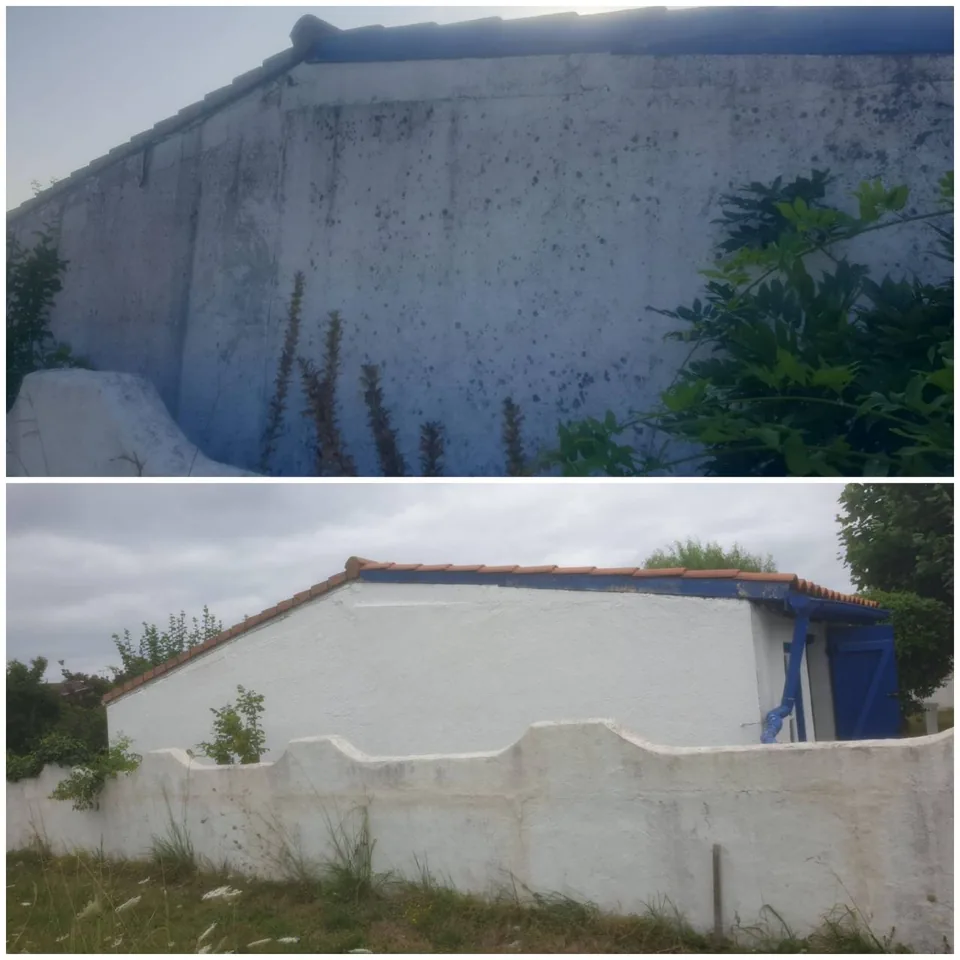 Avant-après du pignon d’une dépendance : mur sombre et taché en haut, mur blanc et éléments bleus en bas.