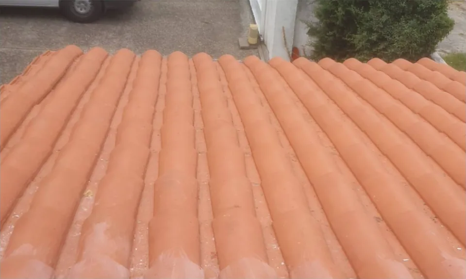 Toiture en tuiles après intervention — photo transmise par Sosson Rénovation