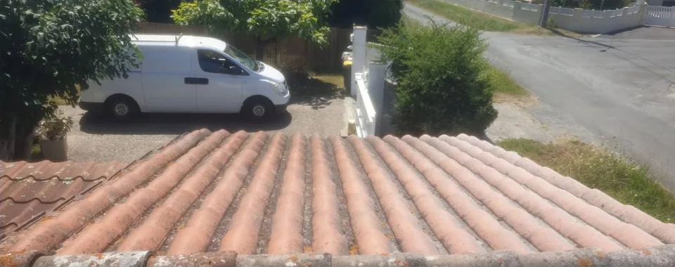 Toiture en tuiles avant intervention — photo transmise par Sosson Rénovation