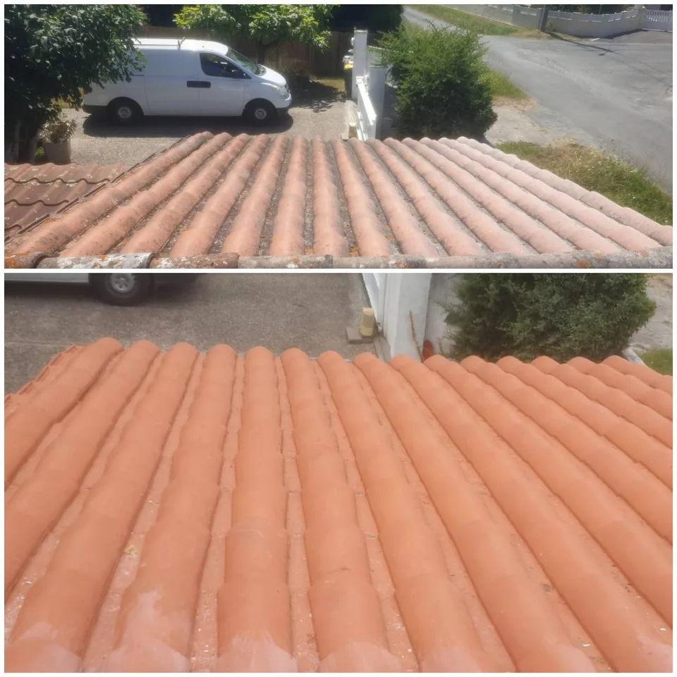 Avant-après d’une toiture en tuiles : tuiles marquées et dépôts en haut, surface orangée plus uniforme en bas.
