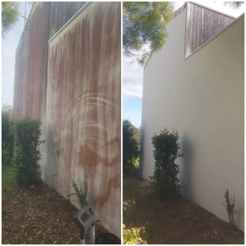 Avant-après d’un mur latéral : traces rougeâtres sur la façade à gauche et mur clair à droite.