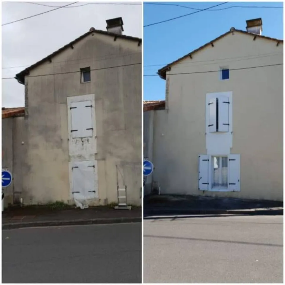 Avant-après d’un pignon : façade marquée à gauche, teinte claire uniforme et encadrements blancs à droite.
