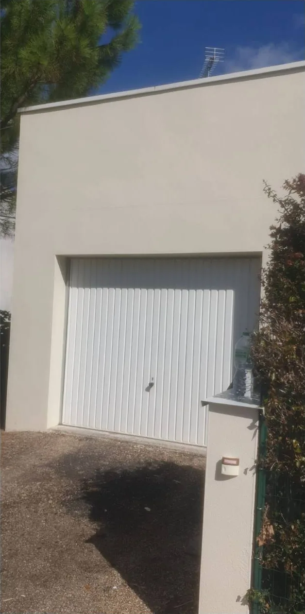 Façade du même garage après intervention — photo transmise par Sosson Rénovation