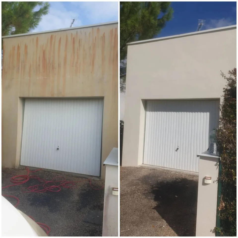 Avant-après d’une façade de garage : coulures colorées à gauche et mur clair à droite.