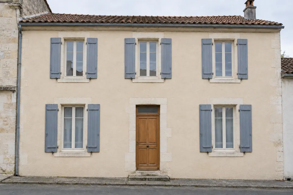 La même façade après rénovation, simulation — illustration générée