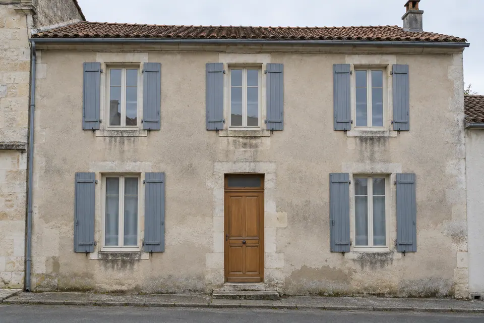 Façade charentaise avant rénovation, simulation — illustration générée
